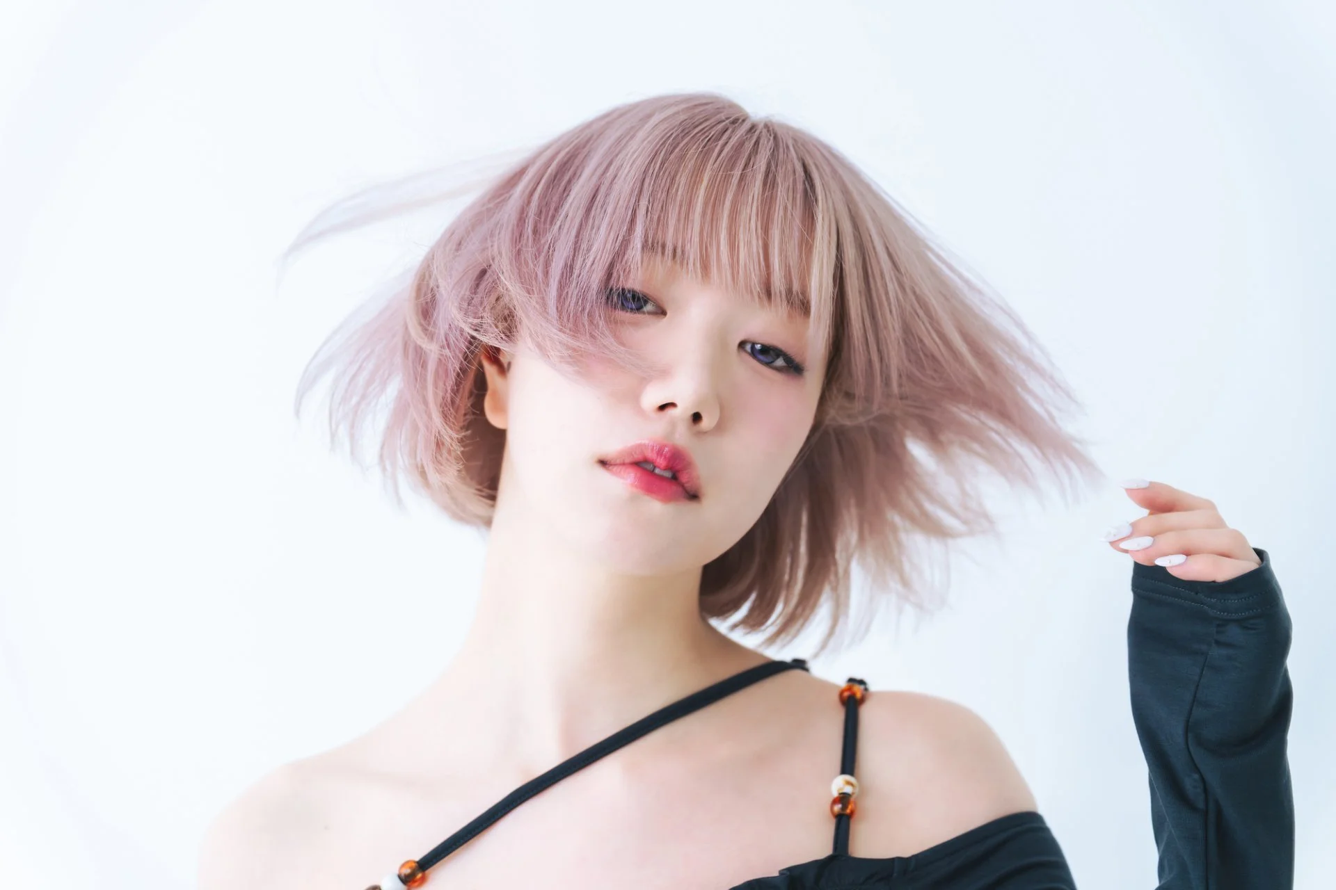 野原で髪をなびかせる女性