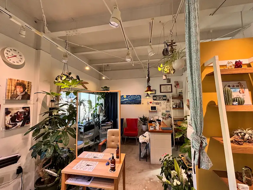 観葉植物と木のぬくもりに包まれた136ismの店内